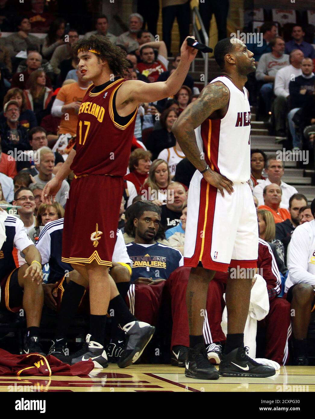 Anderson Varejao (L) di Cleveland Cavaliers rimuove giocosamente la fascia  da LeBron James di Miami Heat durante la seconda metà della partita di  pallacanestro NBA a Cleveland, Ohio, 2 dicembre 2010. REUTERS/Aaron