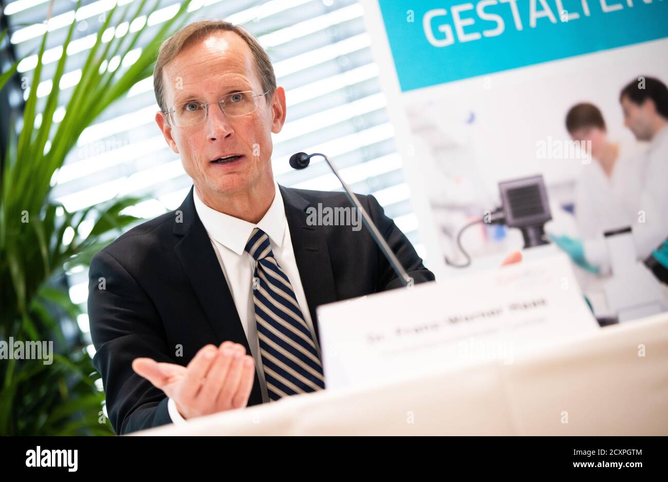 01 ottobre 2020, Baden-Wuerttemberg, Tübingen: Franz-Werner Haas, amministratore delegato della società biofarmaceutica Curevac, parla ai rappresentanti dei media durante una conferenza stampa. Il Presidente del Ministro Kretschmann (Verdi) si reca in visita per informarsi sulla situazione attuale di un potenziale vaccino contro il coronavirus. Foto: Christoph Schmidt/dpa Foto Stock