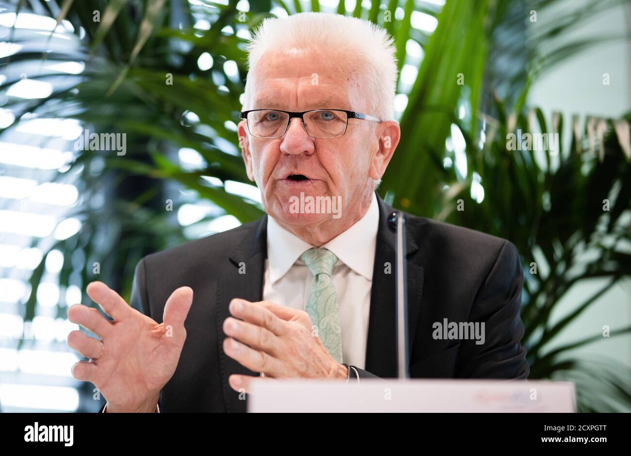 01 ottobre 2020, Baden-Wuerttemberg, Tübingen: Winfried Kretschmann (Bündnis 90/Die Grünen), Ministro Presidente del Baden-Württemberg, intervenendo ai rappresentanti dei media in occasione di una conferenza stampa in una sala della compagnia biofarmaceutica Curevac. Durante la sua visita in azienda, Kretschmann si è informato della situazione attuale in merito a un potenziale vaccino contro il coronavirus. Foto: Christoph Schmidt/dpa Foto Stock