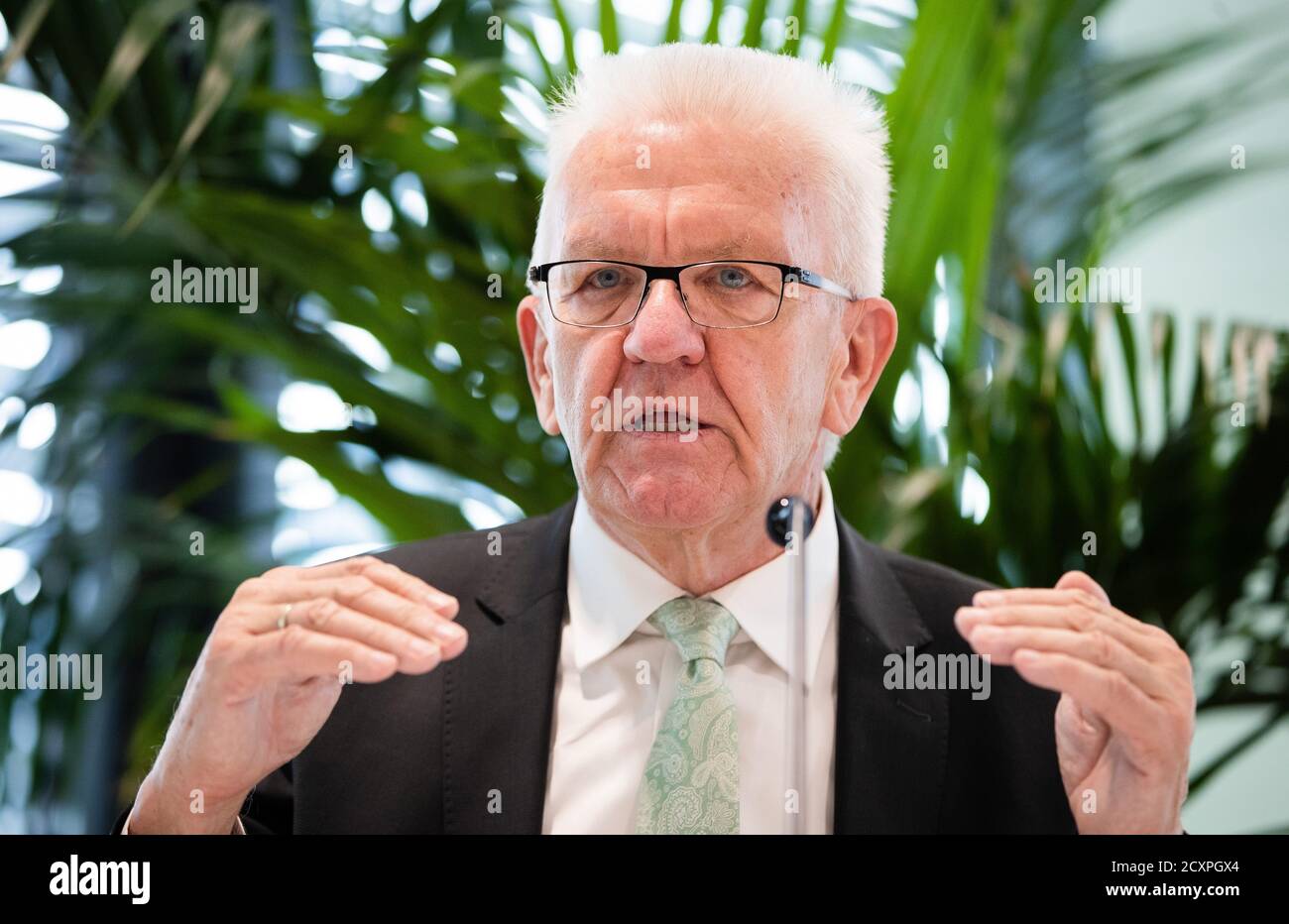 01 ottobre 2020, Baden-Wuerttemberg, Tübingen: Winfried Kretschmann (Bündnis 90/Die Grünen), Ministro Presidente del Baden-Württemberg, intervenendo ai rappresentanti dei media in occasione di una conferenza stampa in una sala della compagnia biofarmaceutica Curevac. Durante la sua visita in azienda, Kretschmann si è informato della situazione attuale in merito a un potenziale vaccino contro il coronavirus. Foto: Christoph Schmidt/dpa Foto Stock