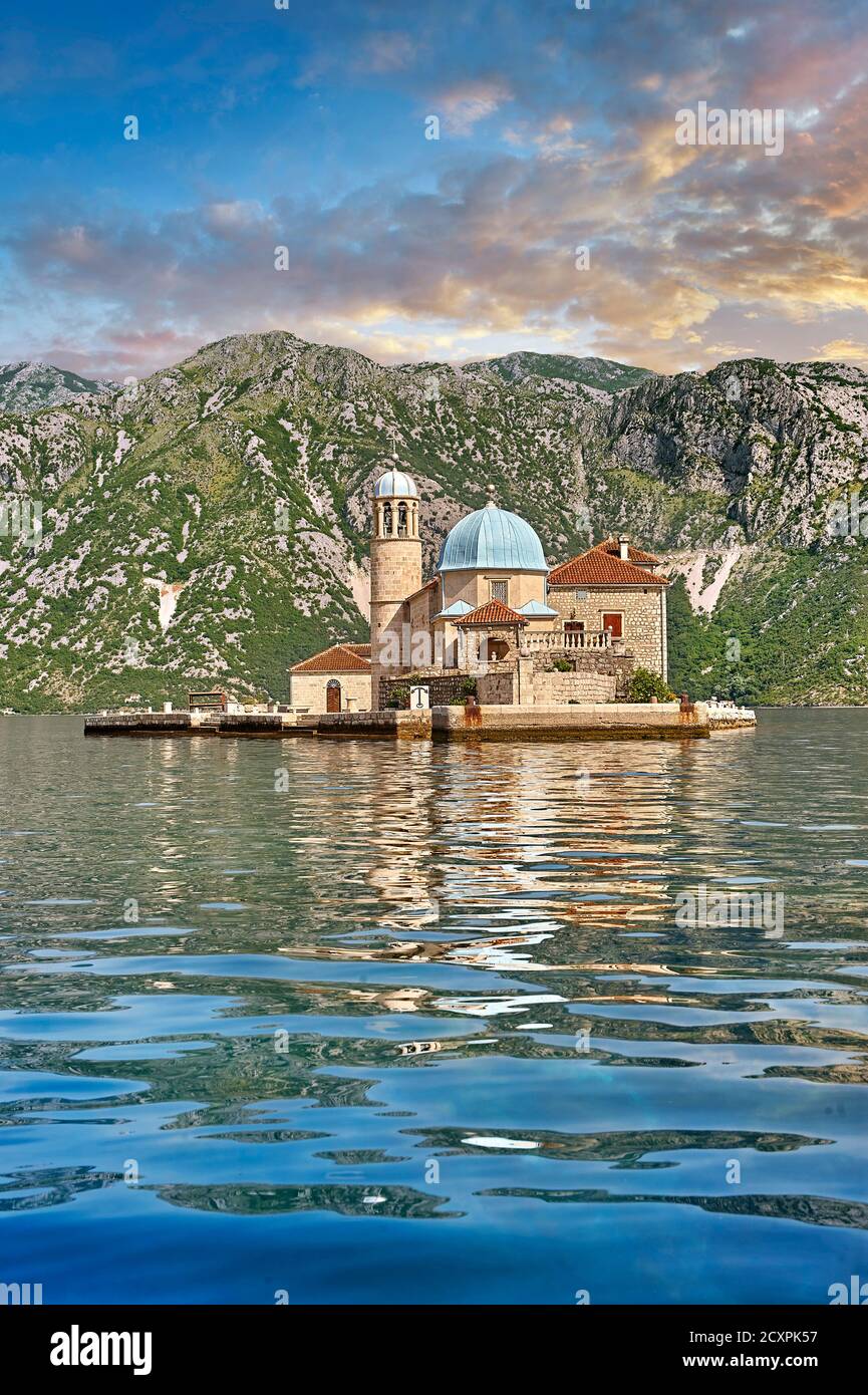 Vista panoramica della Chiesa dell'Isola di nostra Signora delle rocce (Gospa od Skrpjela), Baia di Kotor, Montenegro Foto Stock