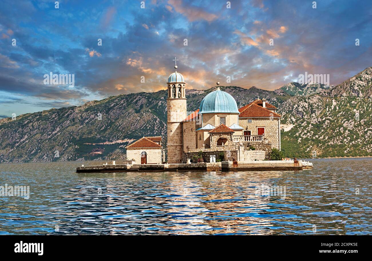 Vista panoramica della Chiesa dell'Isola di nostra Signora delle rocce (Gospa od Skrpjela), Baia di Kotor, Montenegro Foto Stock