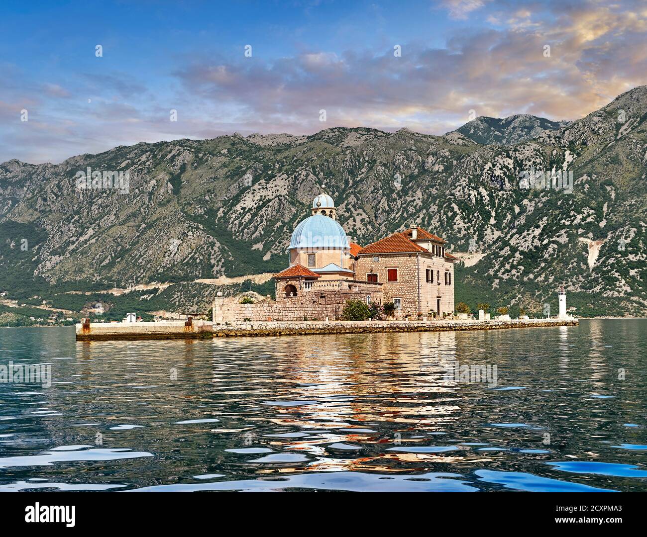 Vista panoramica della Chiesa dell'Isola di nostra Signora delle rocce (Gospa od Skrpjela), Baia di Kotor, Montenegro Foto Stock