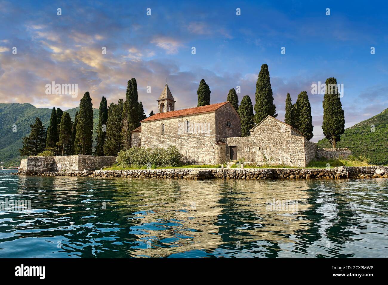 Svenoc vista dell'isola di San Giorgio, (Ostrvo Sveti Đorđe), Kotor Bay, Montenegro Foto Stock