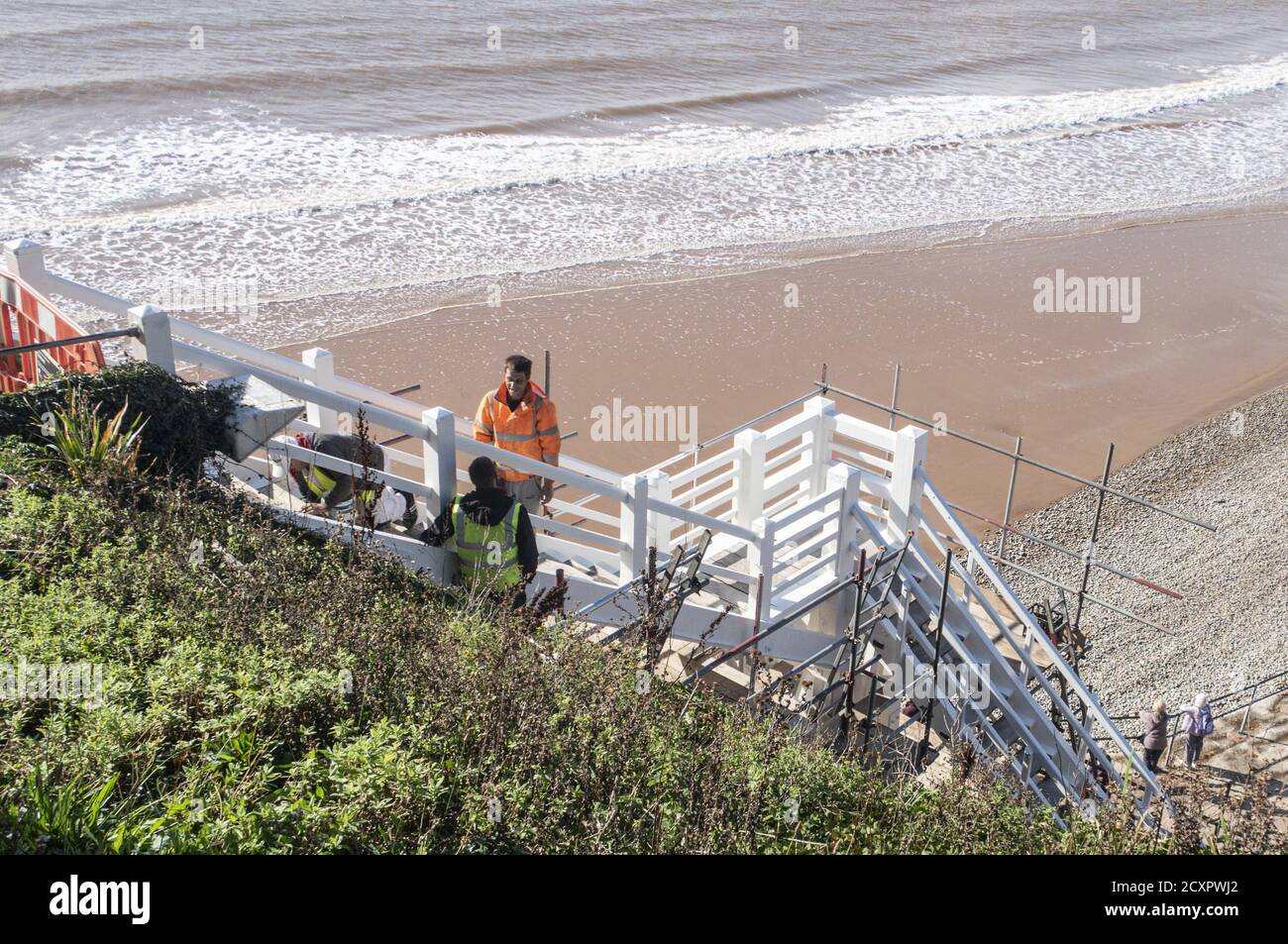 Sidmouth, Devon, 1 ottobre 2020. I lavoratori continuano a riparare e riverniciare uno dei monumenti più famosi del Devon orientale, la scala di Jacob a Sidmouth. La struttura in legno ha avuto origine all'inizio del 1900, e collega la spiaggia Ovest ai Giardini Connaught sopra. Credit: Photo Central/Alamy Live News Foto Stock