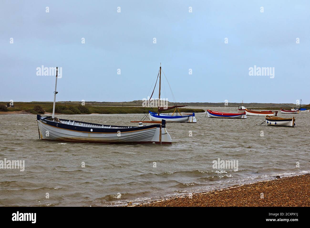 Barche sulle maree ormeggiate a Burnham-Overy-Staithe sulla costa di Norfolk Foto Stock