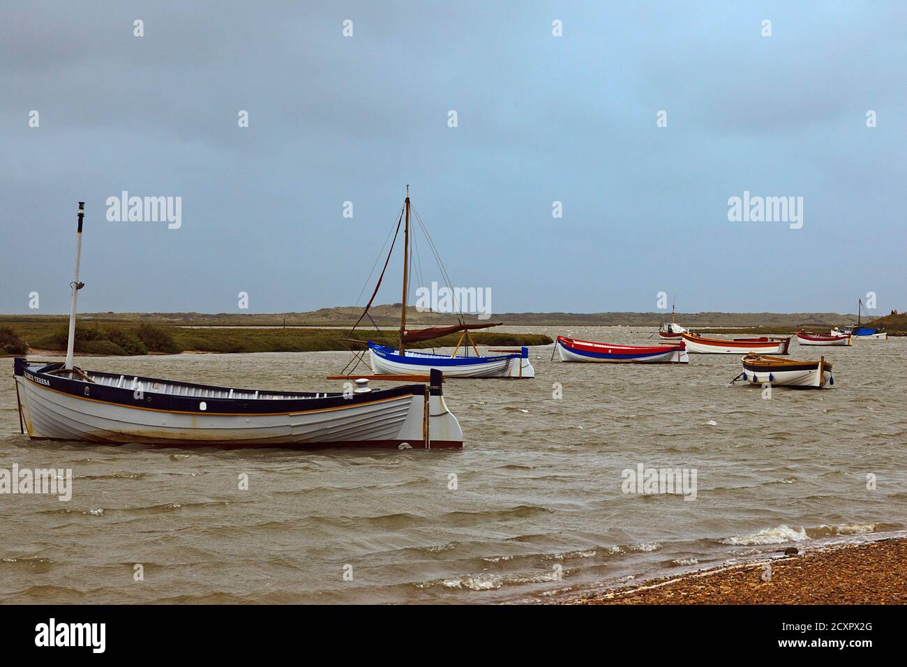 Barche sulle maree ormeggiate a Burnham-Overy-Staithe sulla costa del Norfolk Foto Stock