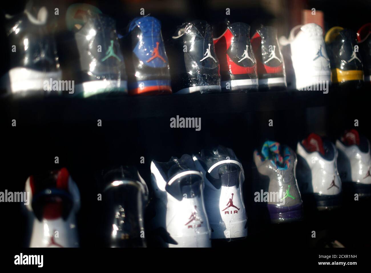 Scarpe Nike esposte nella vetrina di un negozio a Los Angeles, California,  10 marzo 2015. REUTERS/Lucy Nicholson (STATI UNITI - Tag: LOGO AZIENDALE  Foto stock - Alamy