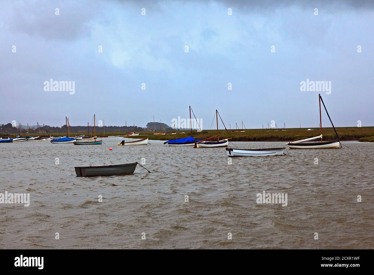 Barche sulle maree ormeggiate a Burnham-Overy-Staithe sulla costa del Norfolk Foto Stock