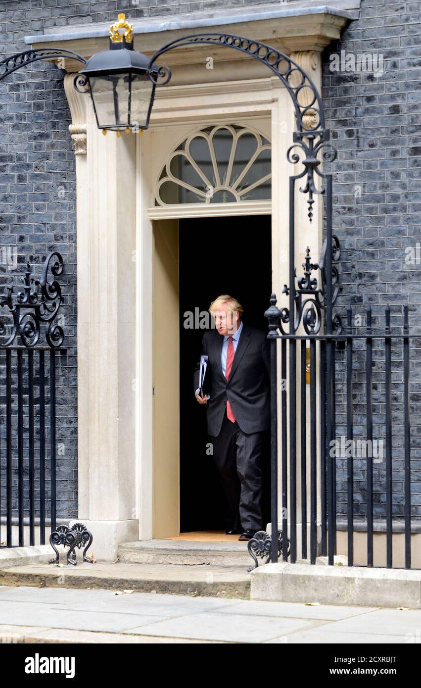 Il primo ministro britannico Boris Johnson lascia 10 Downing Street dopo un incontro della COBRA per fare una dichiarazione alla Camera dei Comuni, il 22 settembre 2020 Foto Stock