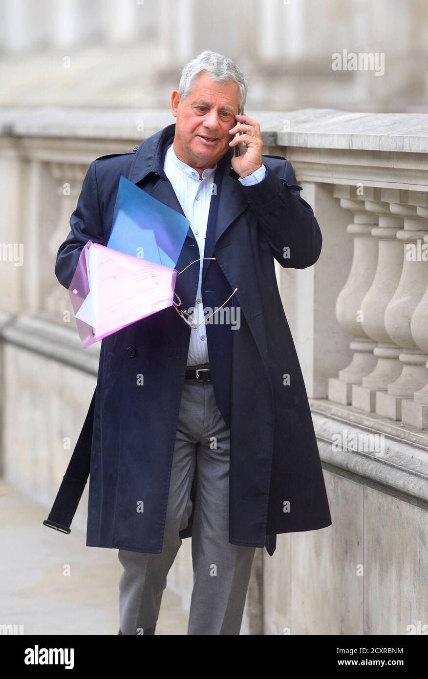 Sir Cameron Mackintosh (produttore teatrale e proprietario del teatro) con documenti sulle produzioni previste per il 2021, Whitehall, 30 settembre 2020 Foto Stock