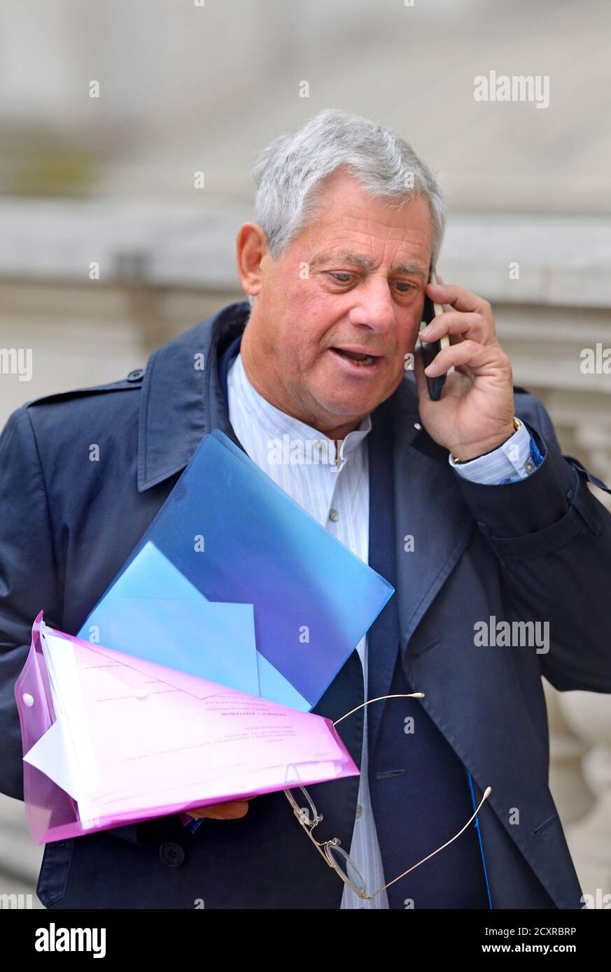 Sir Cameron Mackintosh (produttore teatrale e proprietario del teatro) con documenti sulle produzioni previste per il 2021, Whitehall, 30 settembre 2020 Foto Stock