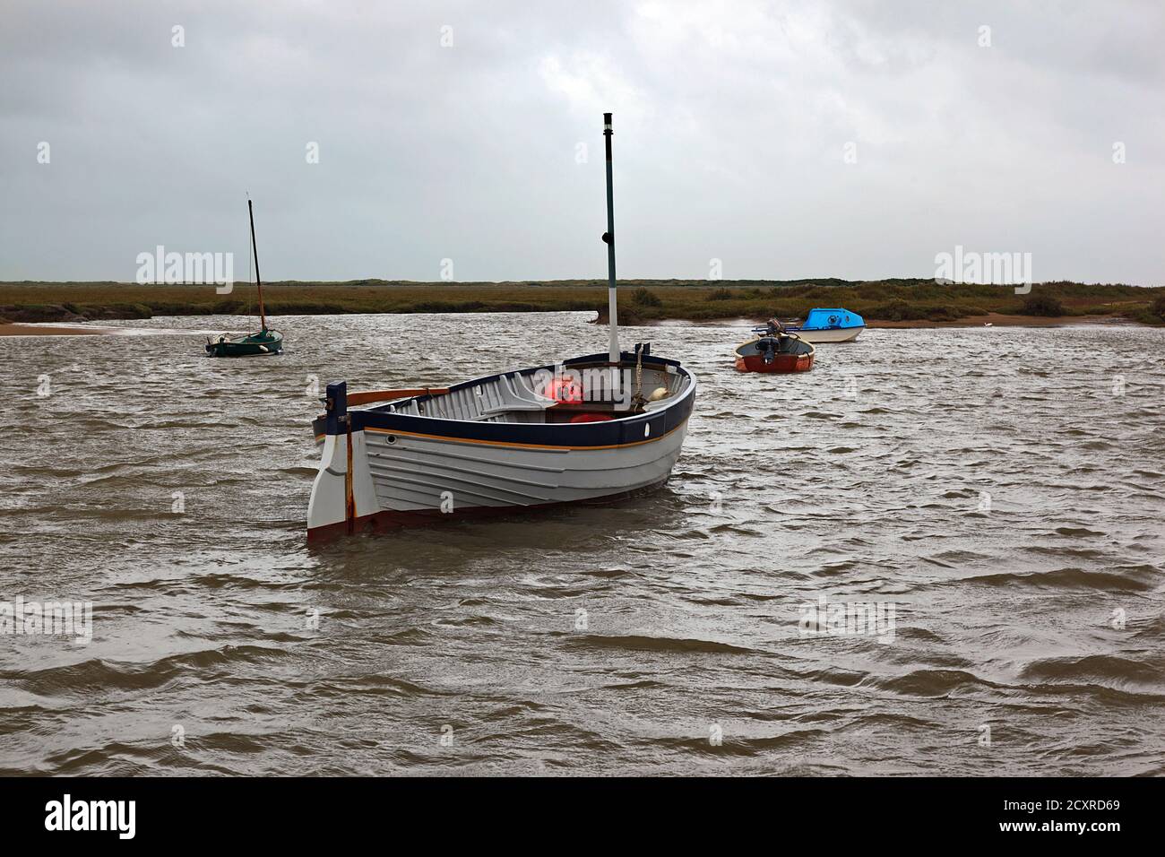 Il torrente a Burnham-Overy-Staithe in una giornata noiosa sulla costa del Norfolk Foto Stock