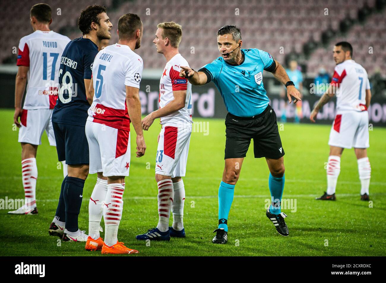 Herning, Danimarca. 30 settembre 2020. Arbitro Damir Skomina visto durante la partita di qualificazione della UEFA Champions League tra FC Midtjylland e Slavia Praha alla MCH Arena di Herning. (Photo Credit: Gonzales Photo/Alamy Live News Foto Stock