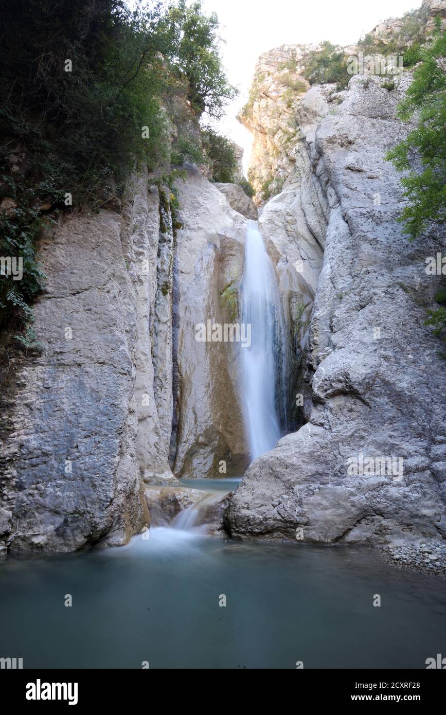 Cascata o Cacade nel Ravin de Blieux, Gola, Canyon o Ravine, Blieux nel Parco Regionale del Verdon Alpes-de-Haute-Provence Provence Provence Francia Foto Stock