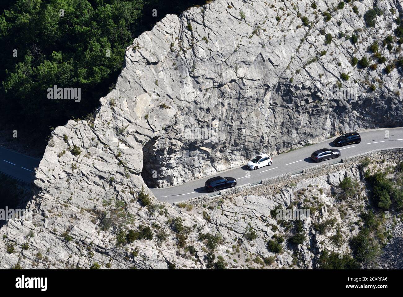 Quattro automobili su strada stretta pericolosa di montagna in indizio de Taulanne nel Parco Regionale del Verdon Alpes-de-Haute-Provence Provenza Francia Foto Stock