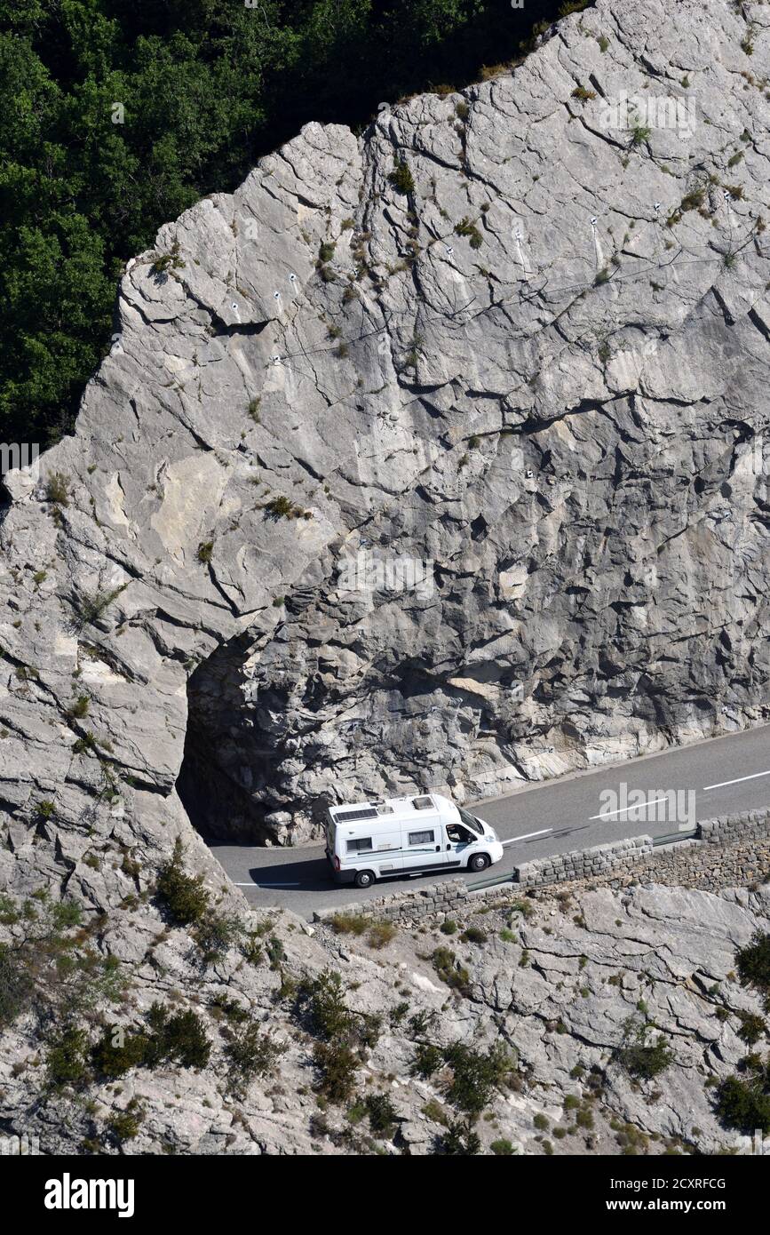 Camper o roulotte che percorrono la pericolosa strada stretta di montagna In clue de Taulanne nei pressi di Castellane Alpes-de-Haute-Provence Provenza Francia Foto Stock