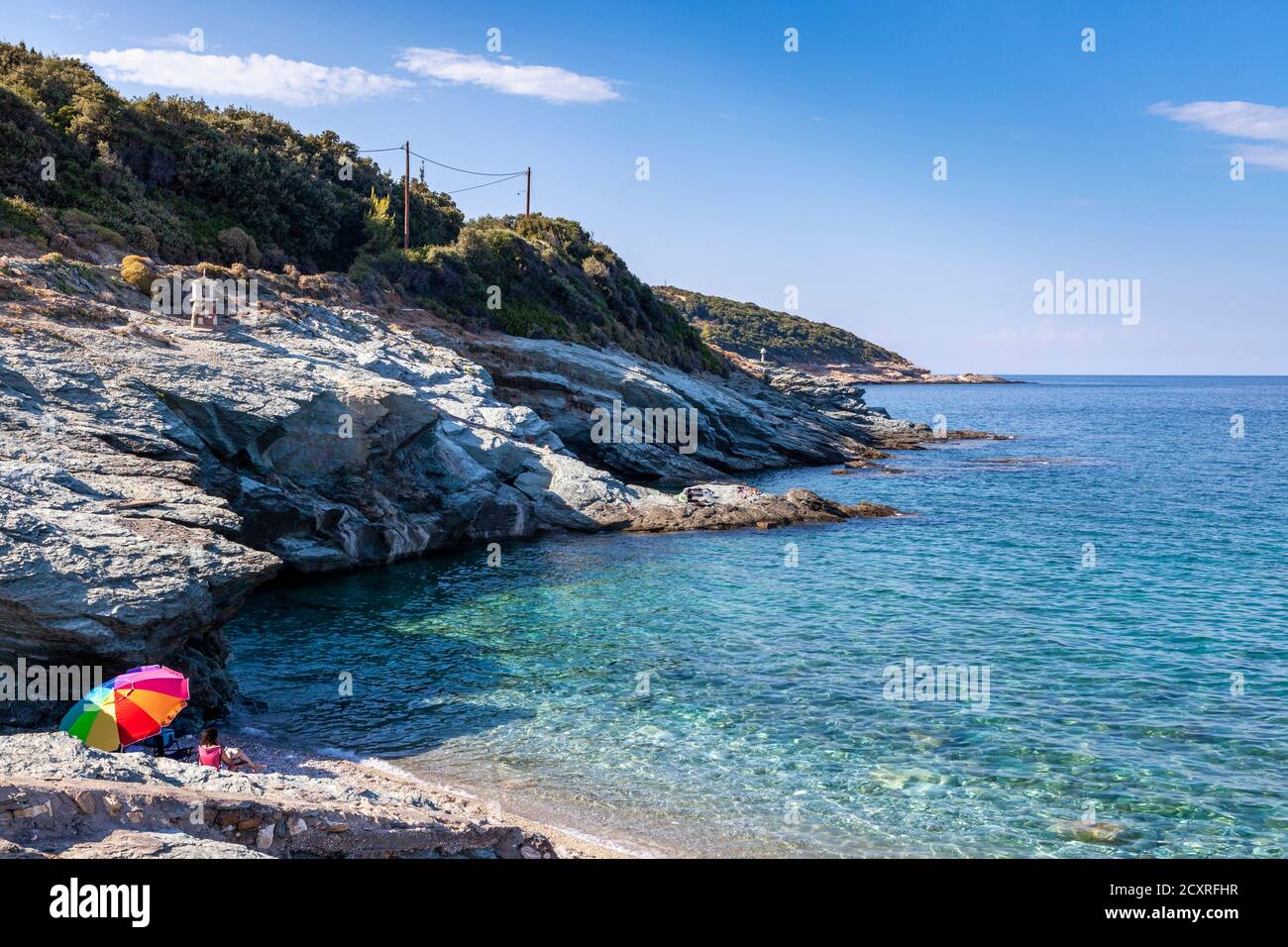 Spiagge della Grecia, formazioni rocciose sulla spiaggia di Mourtias, il paesaggio del Pelio, il distretto di Volos, Pelion Foto Stock