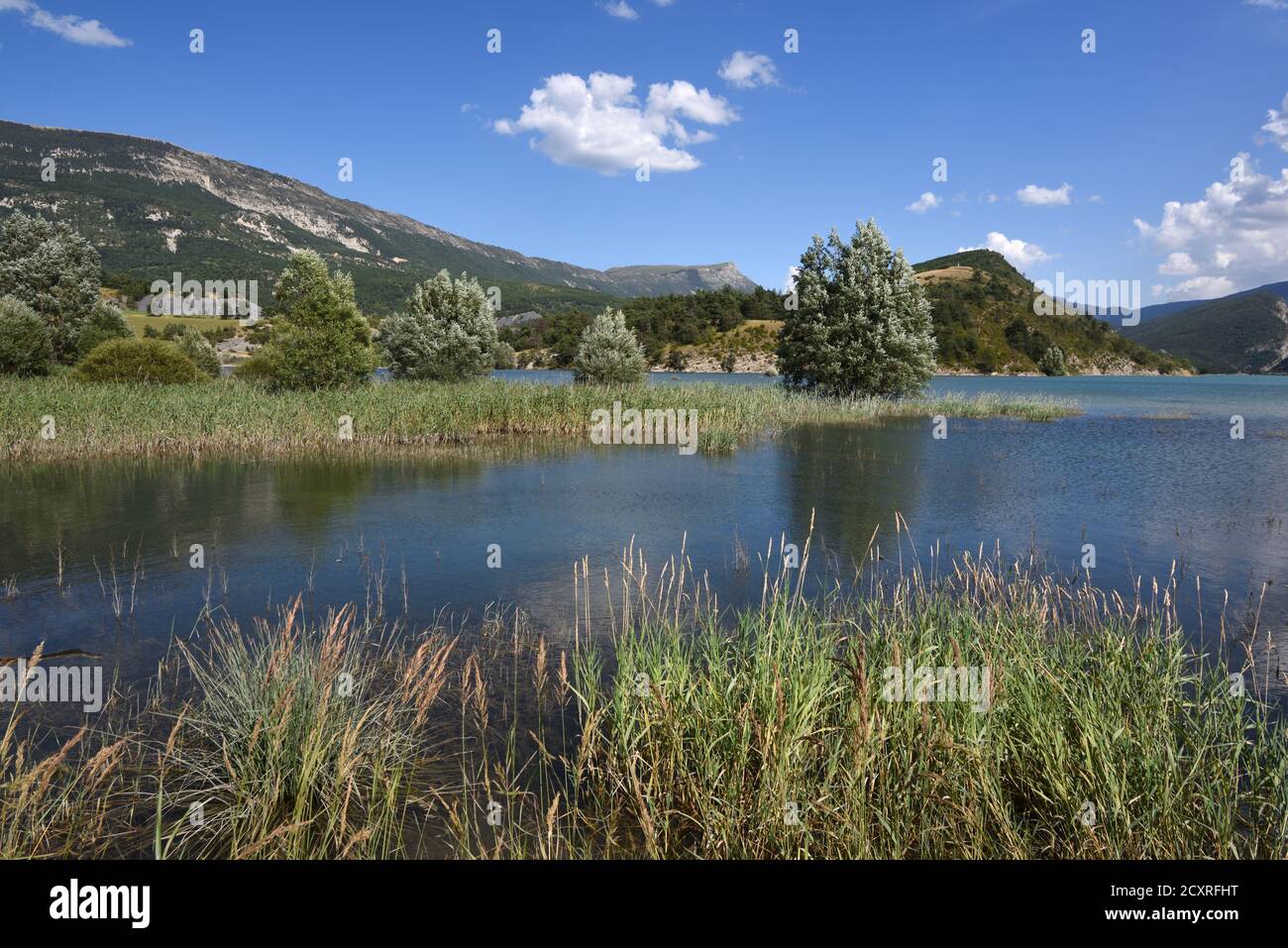 Lago di Castillon & letti a castello nella Valle del Verdon superiore, o Haut Verdon, Saint André-les-Alpes-de-Haute-Provence Provenza Francia Foto Stock