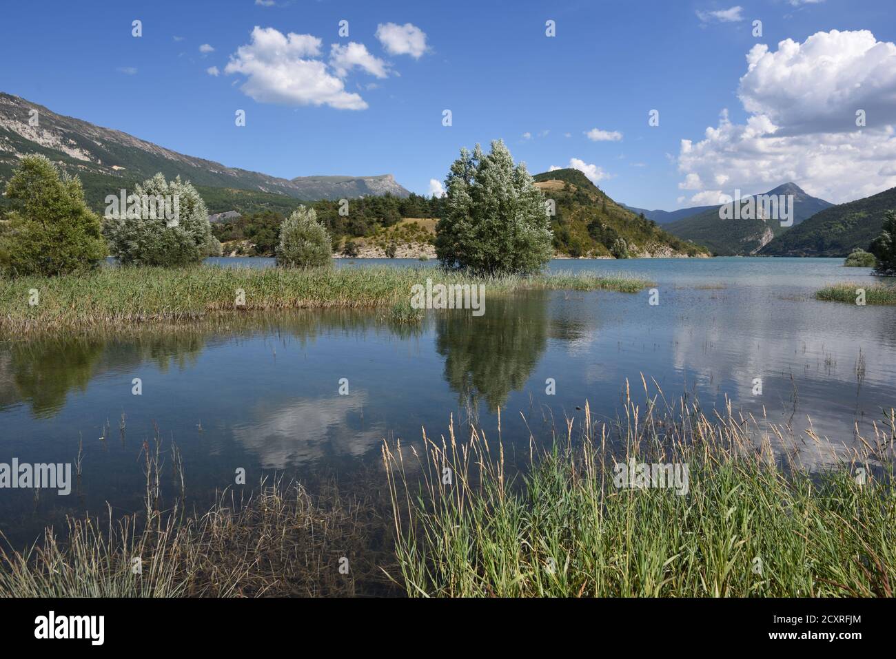 Lago di Castillon & letti a castello nella Valle del Verdon superiore, o Haut Verdon, Saint André-les-Alpes-de-Haute-Provence Provenza Francia Foto Stock