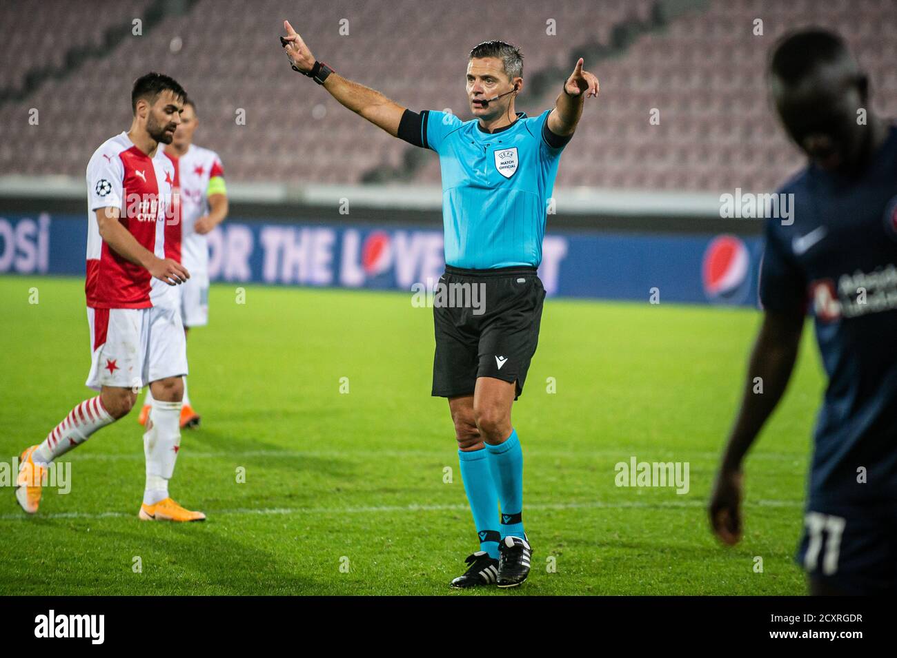 Herning, Danimarca. 30 settembre 2020. Arbitro Damir Skomina visto durante la partita di qualificazione della UEFA Champions League tra FC Midtjylland e Slavia Praha alla MCH Arena di Herning. (Photo Credit: Gonzales Photo/Alamy Live News Foto Stock