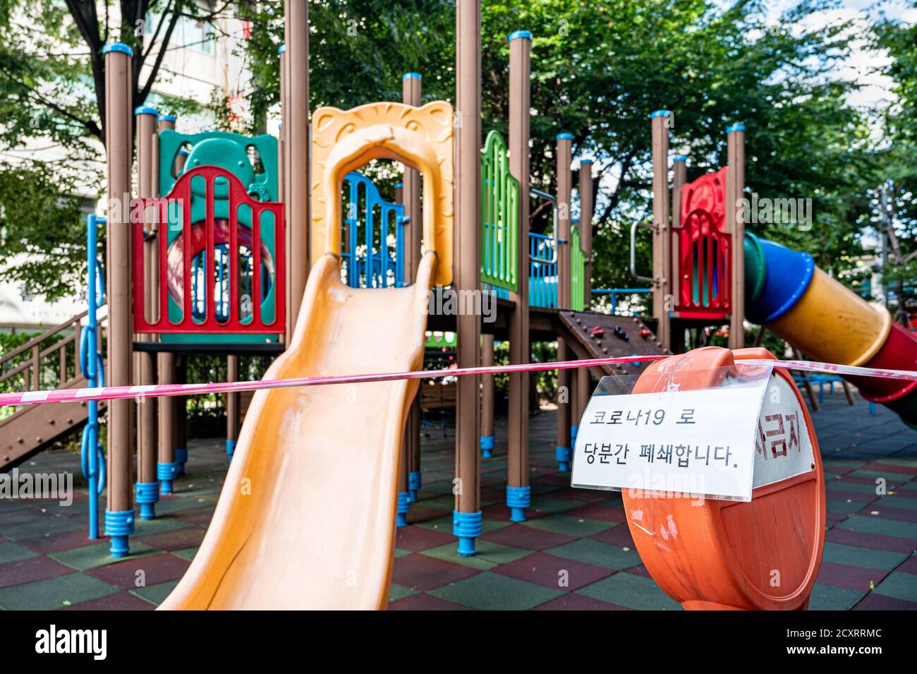 I campi da gioco per bambini di Seoul sono chiusi, bloccati a causa del coronavirus. Corea del Sud Foto Stock