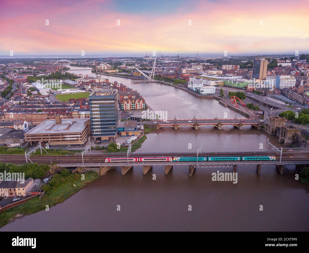 Tramonto su Newport Wales, panorama aereo della città Foto Stock
