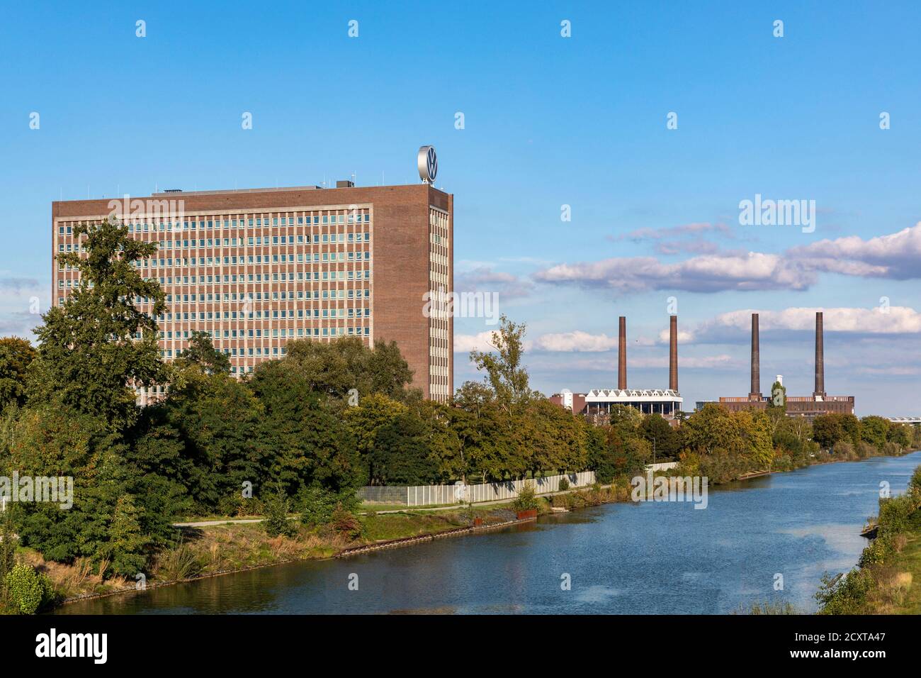 La vecchia sede della Volkswagen Corporation è un punto di riferimento visibile a Wolfsburg. La nuova sede è molto più discreta e non altrettanto importante. Foto Stock
