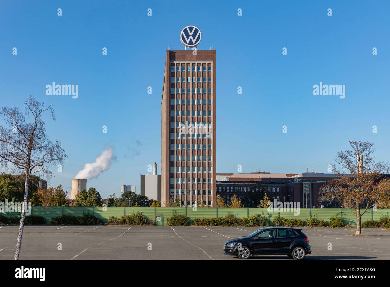 La vecchia sede della Volkswagen Corporation è un punto di riferimento visibile a Wolfsburg. La nuova sede è molto più discreta e non altrettanto importante. Foto Stock