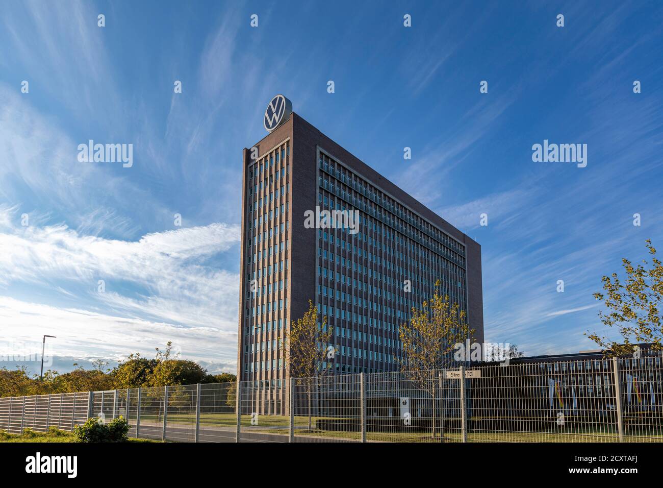 La vecchia sede della Volkswagen Corporation è un punto di riferimento visibile a Wolfsburg. La nuova sede è molto più discreta e non altrettanto importante. Foto Stock