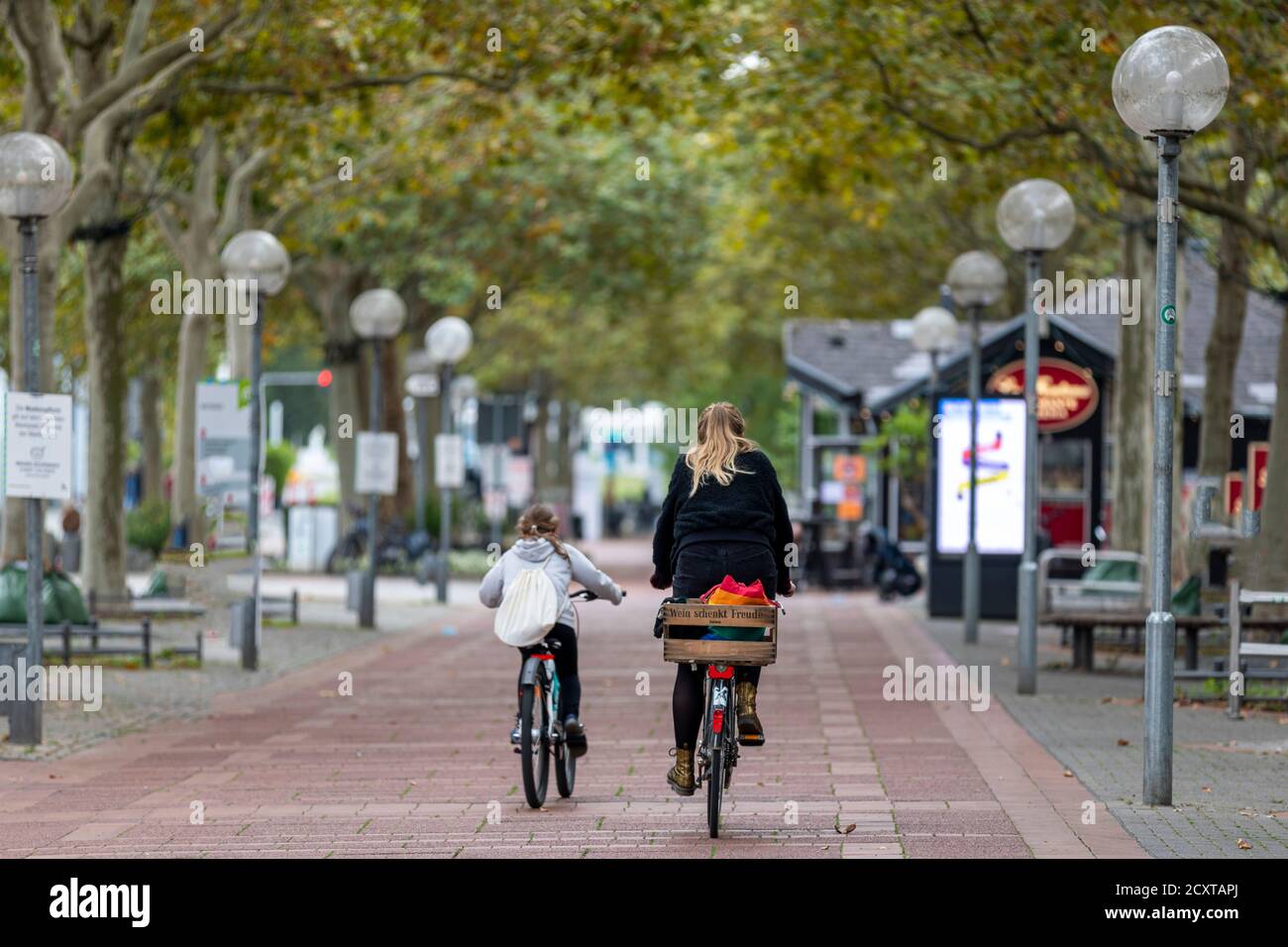 La bicicletta da e per il lavoro sta diventando sempre più popolare anche in città automobilistiche come Wolfsburg. Foto Stock