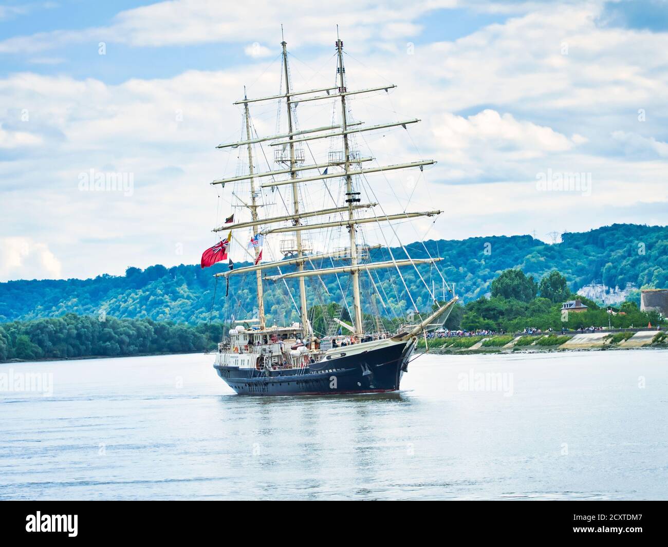 ROUEN, FRANCIA - GIUGNO CIRCA, 2019. La nave alta britannica tenace, goletta a tre alberi, sul fiume Senna per la sfilata Armada. Il più grande sai in legno Foto Stock