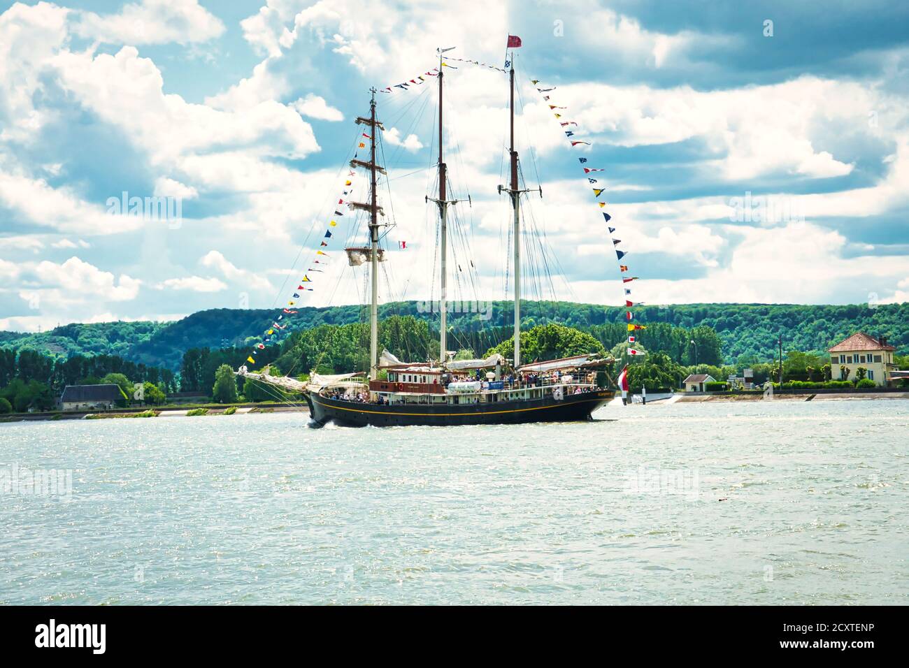 ROUEN, FRANCIA - GIUGNO CIRCA, 2019. La nave alta britannica tenace, goletta a tre alberi, sul fiume Senna per la sfilata Armada. Il più grande sai in legno Foto Stock