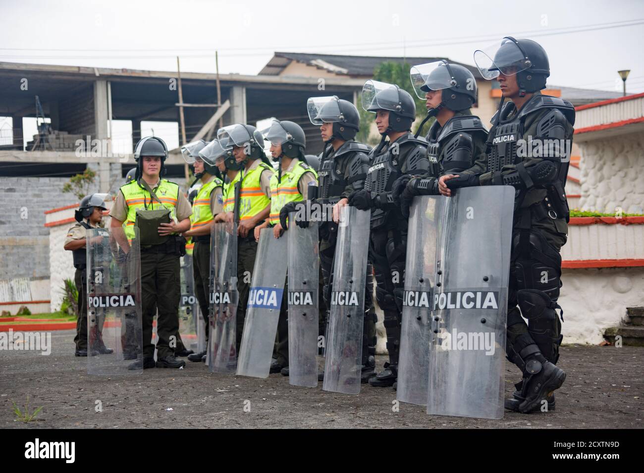 Cuenca, Ecuador - 13 agosto 2015 - Polizia stand in formazione, a guardia contro potenziali problemi a una protesta politica Foto Stock