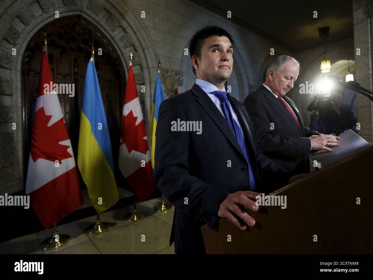 Il Ministro degli Esteri ucraino Pavlo Klimkin (L) partecipa a una conferenza stampa con il suo omologo canadese Rob Nicholson sulla collina del Parlamento ad Ottawa il 30 aprile 2015. REUTERS/Chris Wattie Foto Stock