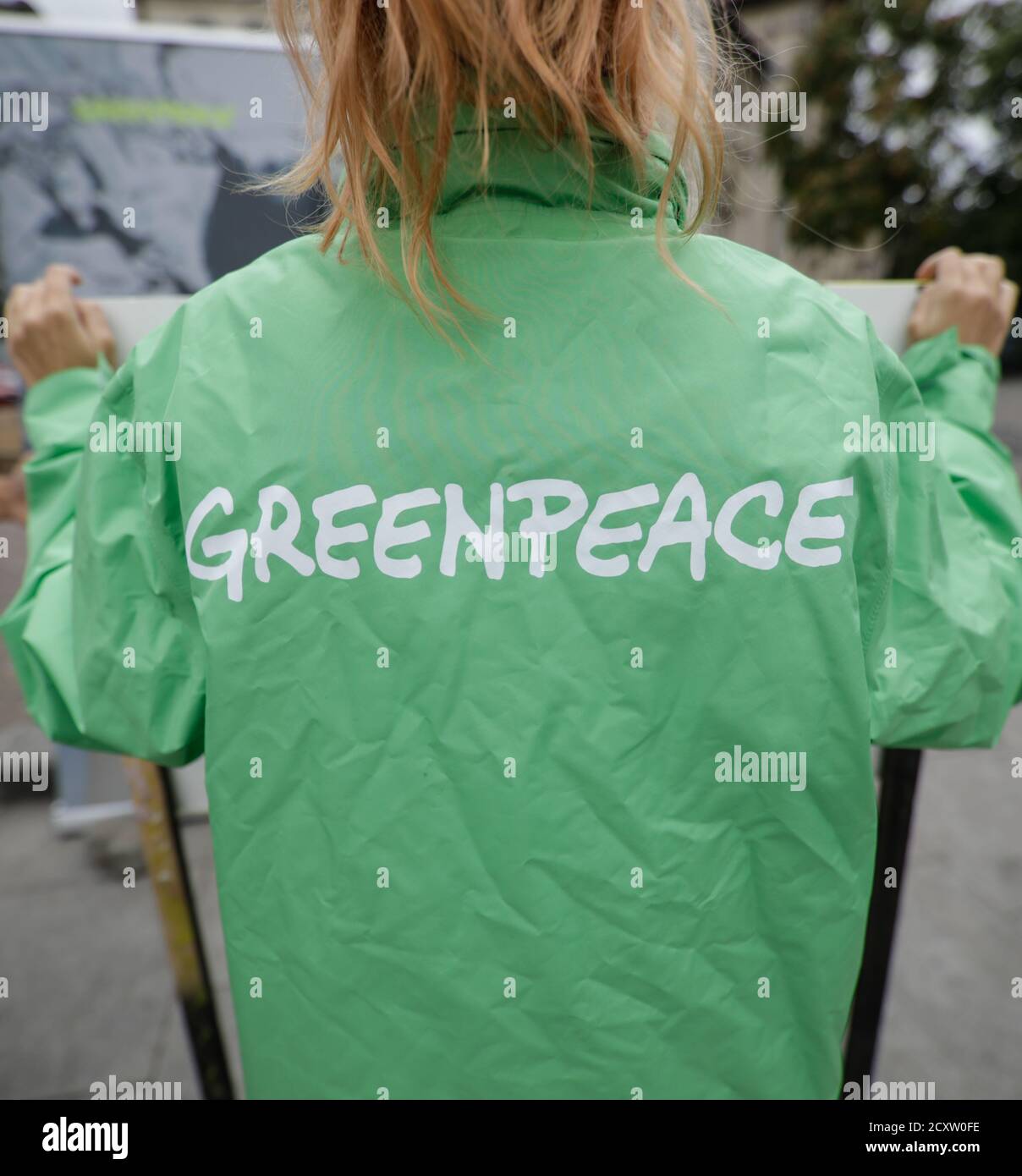 Bucarest, Romania - 1 ottobre 2020: Attivista di Greenpeace che tiene un banner per una protesta. Foto Stock