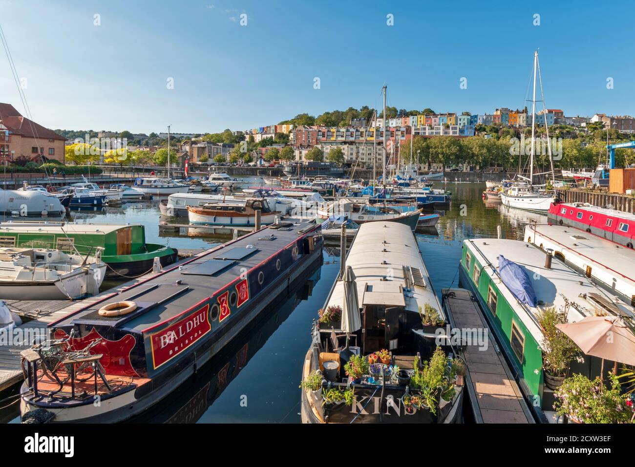 BRISTOL CITY ENGLAND HOTWELLS ATTRACCA BRISTOL MARINA E LE BARCHE CASE COLORATE DI LEGNO CLIFTON E AMBRA VALE Foto Stock