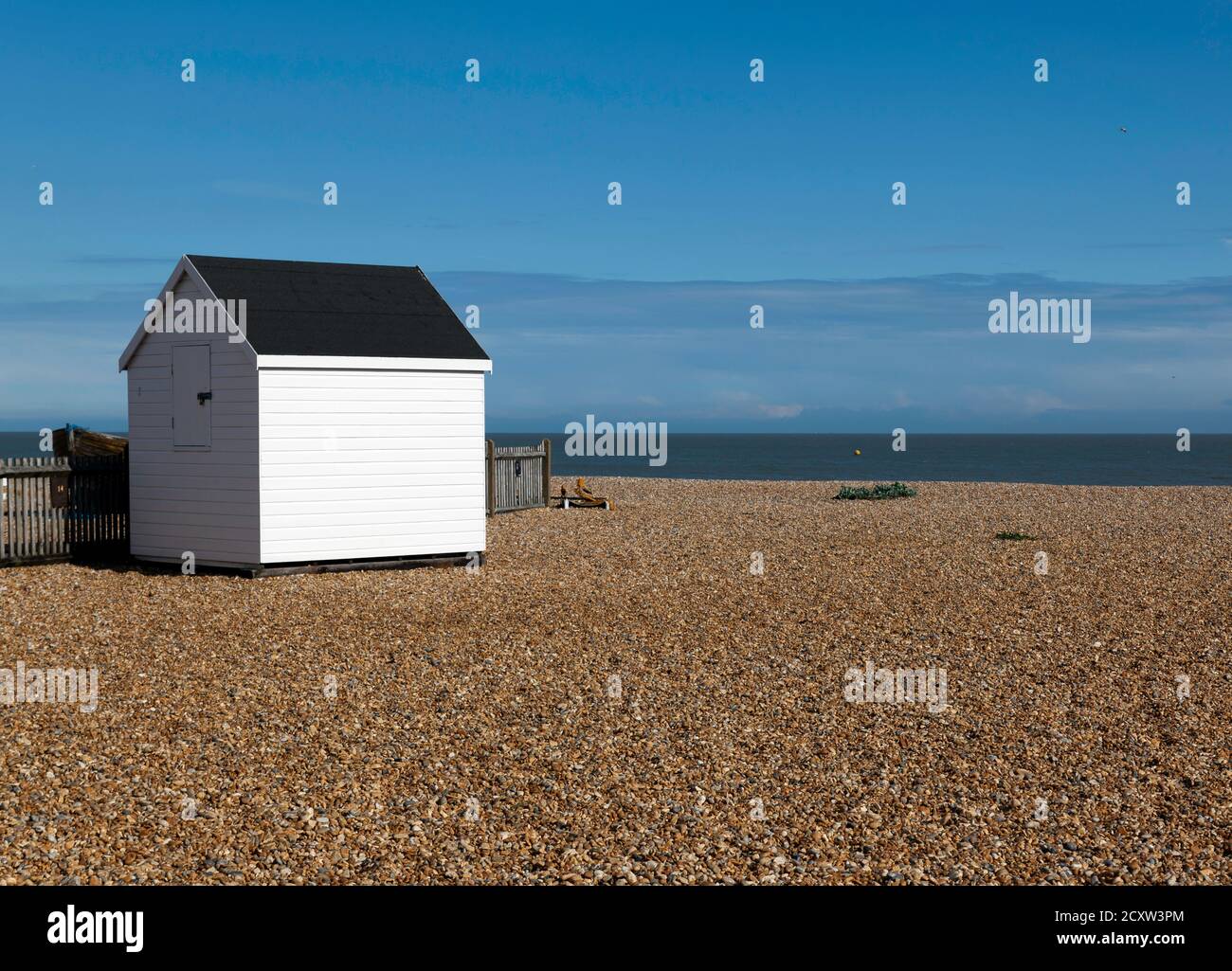 Una singola capanna di pescatori bianca, in legno, sulla spiaggia di Walmer, Kent Foto Stock