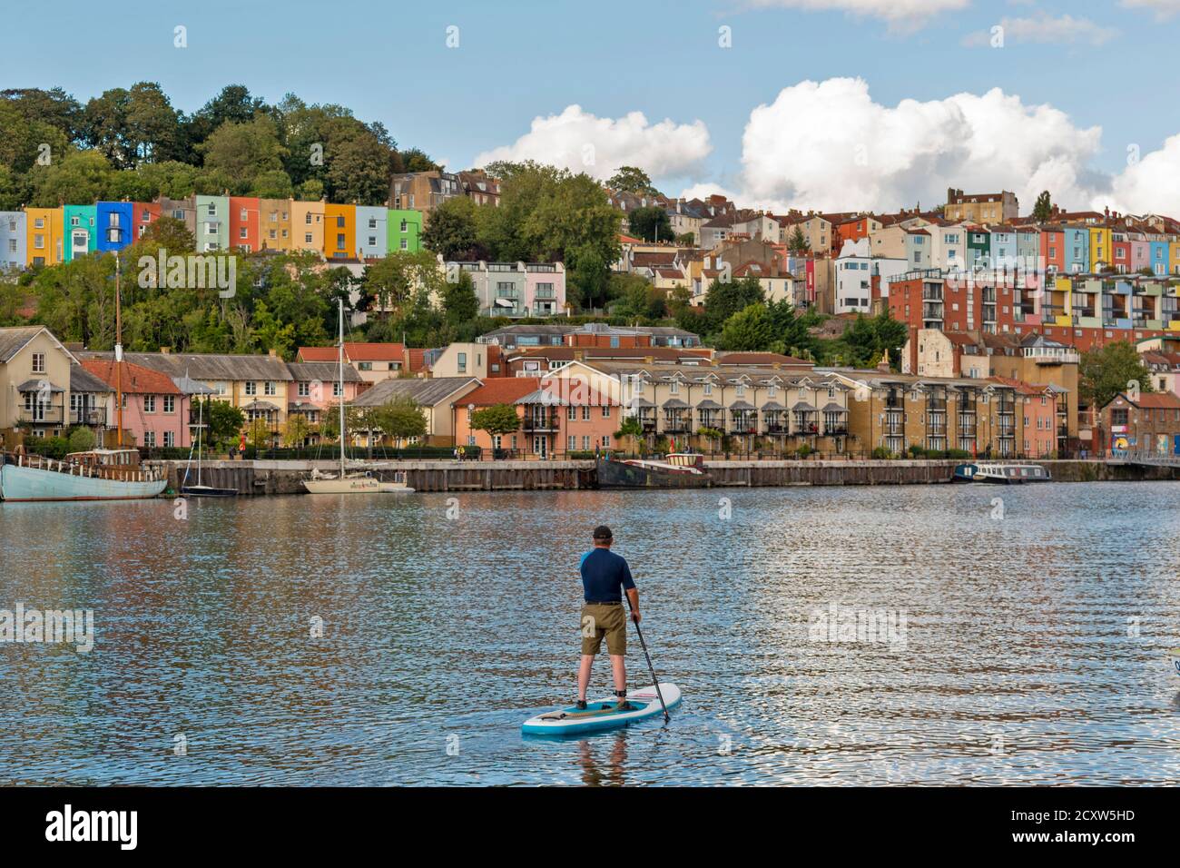 BRISTOL CITY ENGLAND HOTWELLS ATTRACCA LO SKYLINE DI CASE COLORATE E. UNA TAVOLA A PALE SULL'ACQUA Foto Stock