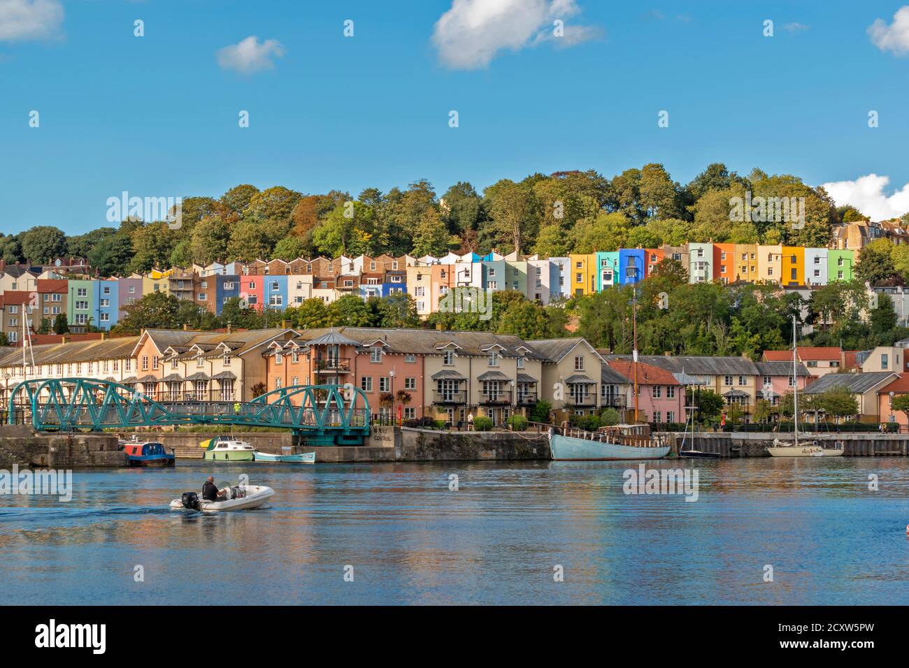 BRISTOL CITY ENGLAND HOTWELLS ATTRACCA LO SKYLINE DI CASE COLORATE E. MOTOSCAFO SULL'ACQUA Foto Stock