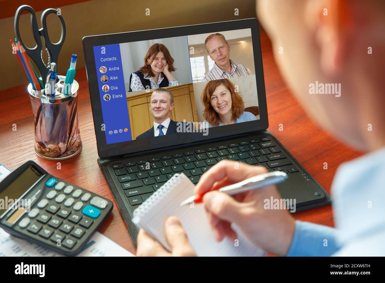 Lavoro da casa. Le persone fanno videoconferenze con più colleghi Foto Stock