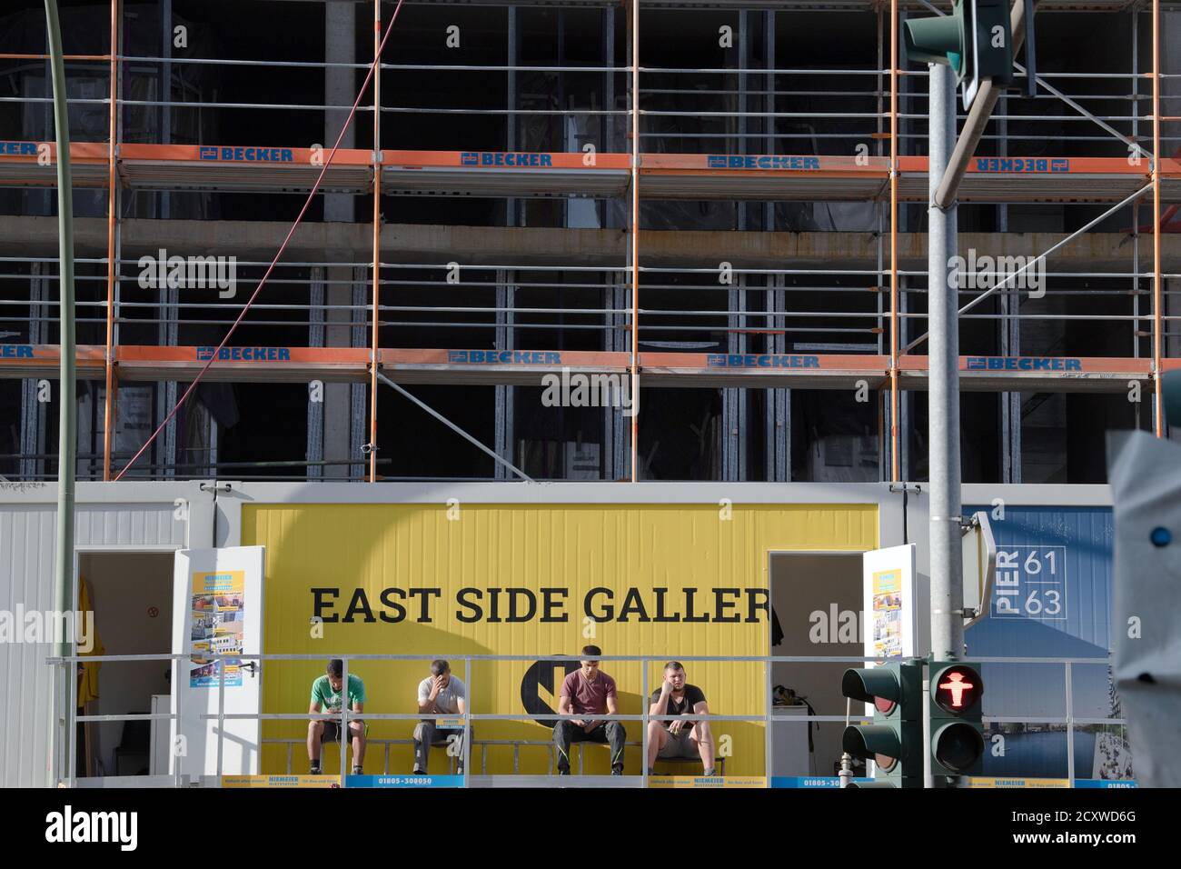 Berlino, Germania. 24 Settembre 2020. La East Side Gallery è protetta dalla costruzione di un nuovo complesso residenziale e alberghiero con pareti. Credit: Paul Zinken/dpa-Zentralbild/ZB/dpa/Alamy Live News Foto Stock