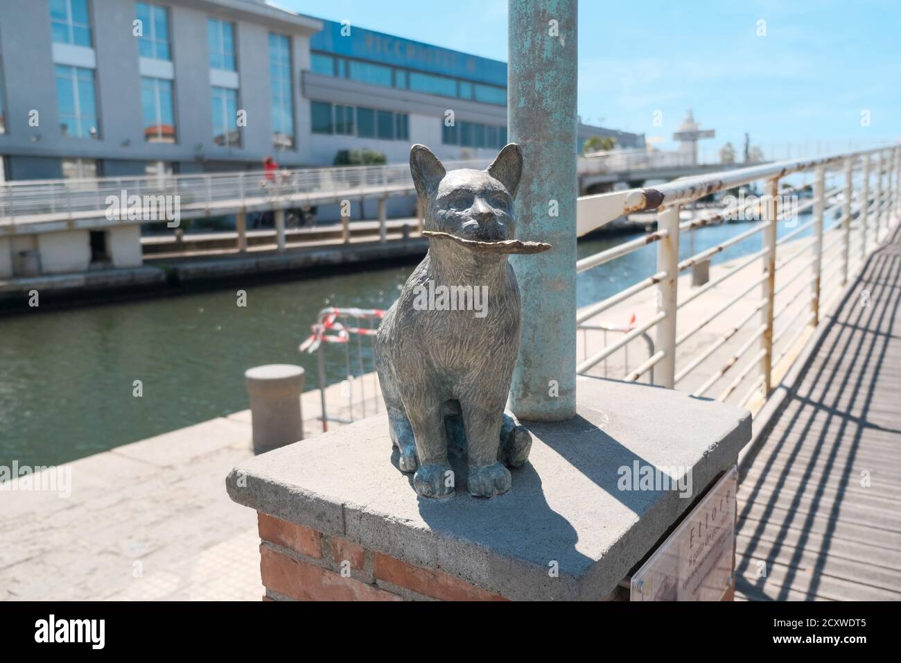 statua di un gatto sul molo di viareggio. Foto di alta qualità Foto Stock