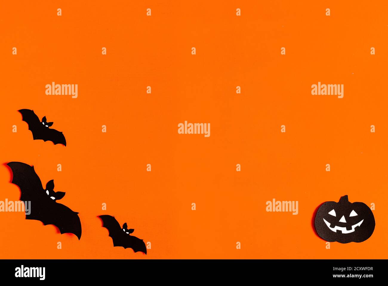 Silhouette di pipistrelli e zucche in carta nera su sfondo arancione, Halloween Concept, layout pronto con spazio per il testo, spazio per la copia Foto Stock