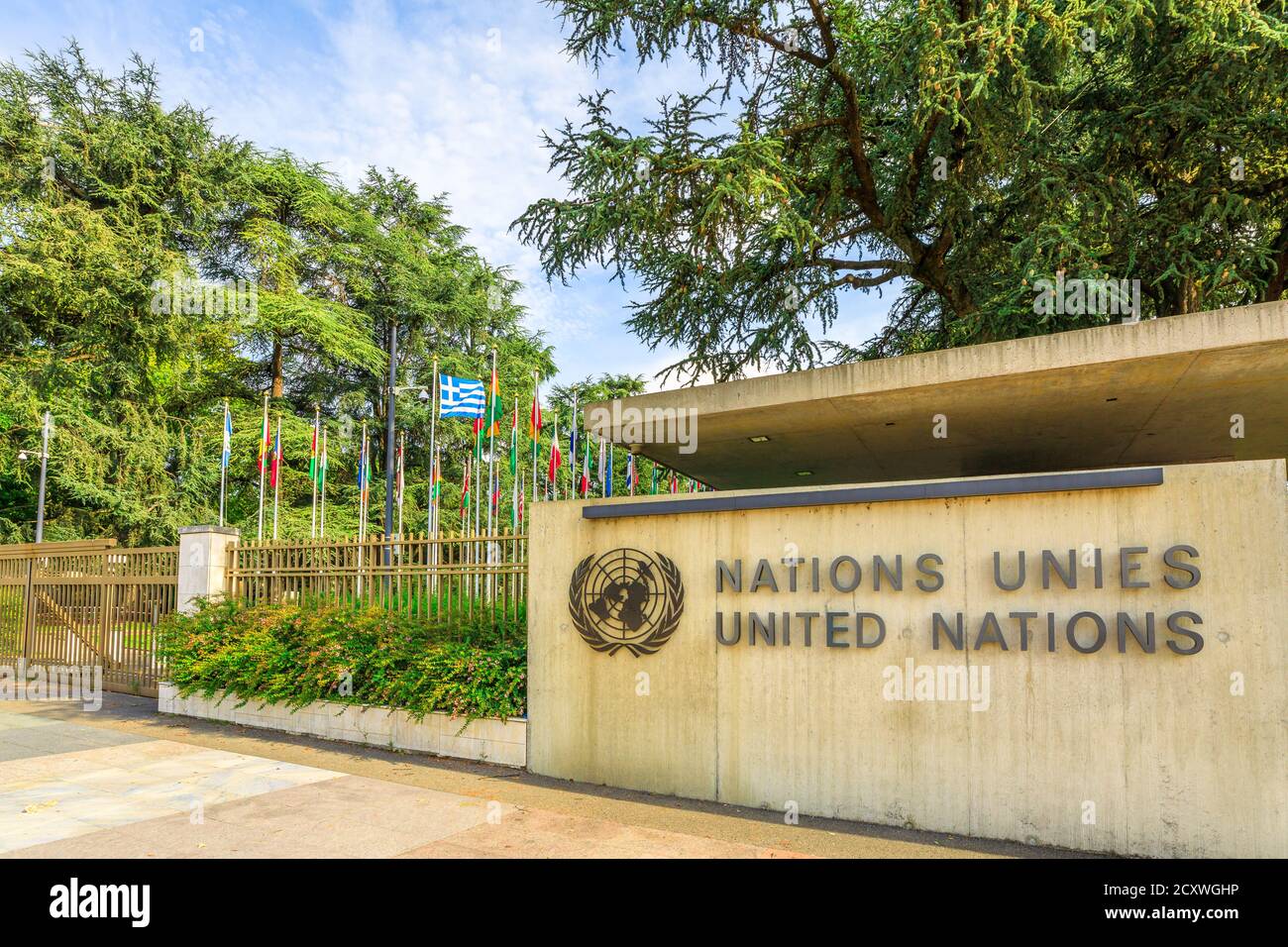 Ginevra, Svizzera - 16 agosto 2020: Cartello con emblema all'ingresso del quartier generale delle Nazioni Unite o del Palais des Nations nel Parco Ariana, vicino al lago di Ginevra Foto Stock