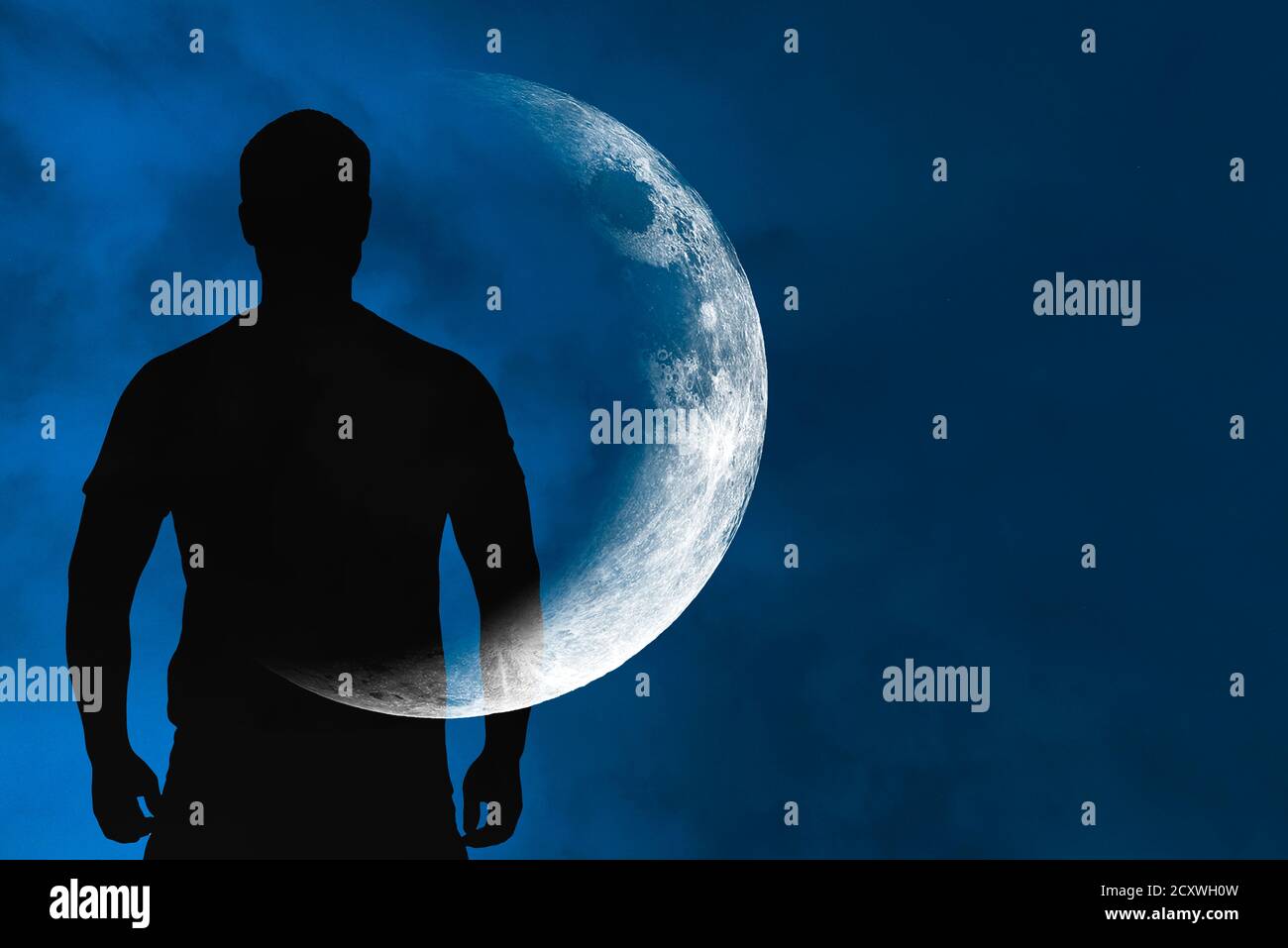 Silhouette dell'uomo con mezzaluna trasparente o luna sul corpo nel cielo blu di fronte durante la notte, immagine concettuale sullo spazio, l'astronomia e l'astrologia Foto Stock