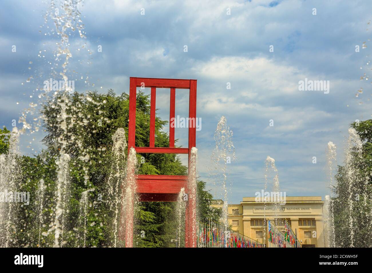 Ginevra, Svizzera - 16 agosto 2020: Sedia rotta con fontane, scultura monumentale in legno in Place des Nations di fronte al Palazzo delle Nazioni Unite, A. Foto Stock