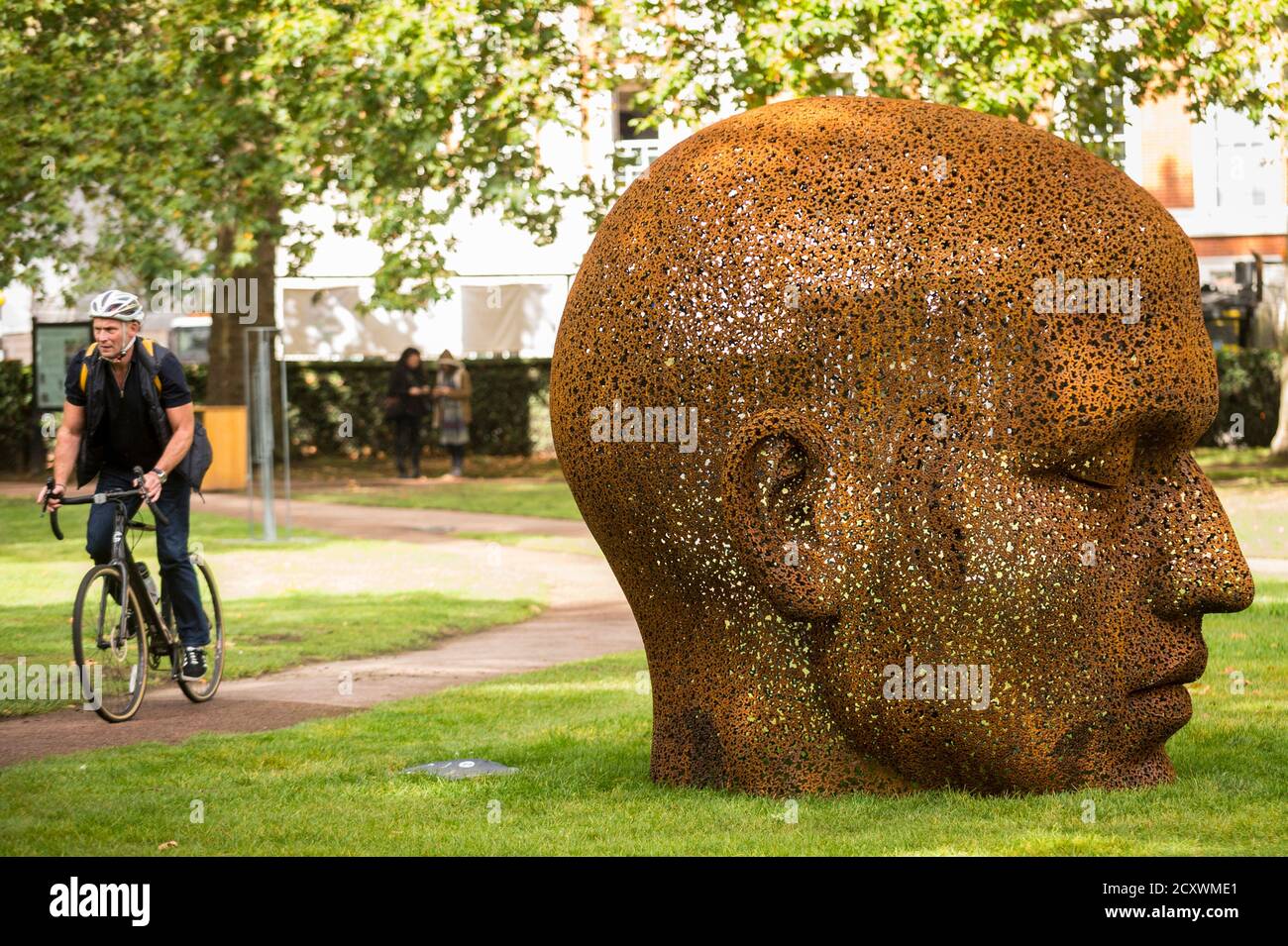 Londra, Regno Unito. 1° ottobre 2020. 'Meditation 1554', 2019, dell'artista coreano contemporaneo Seo Young-Deok è esposto in piazza Grosvenor come parte del Mayfair Sculpture Trail inaugurale che sarà in mostra al pubblico per il mese di ottobre. Il sentiero delle sculture fa parte della settima edizione annuale del Mayfair Art Weekend, che celebra il ricco patrimonio culturale di Mayfair come uno dei centri d'arte più conosciuti a livello internazionale e fiorenti del mondo, con mostre gratuite, tour, colloqui e installazioni specifiche per il sito a disposizione del pubblico. Credit: Stephen Chung / Alamy Live News Foto Stock