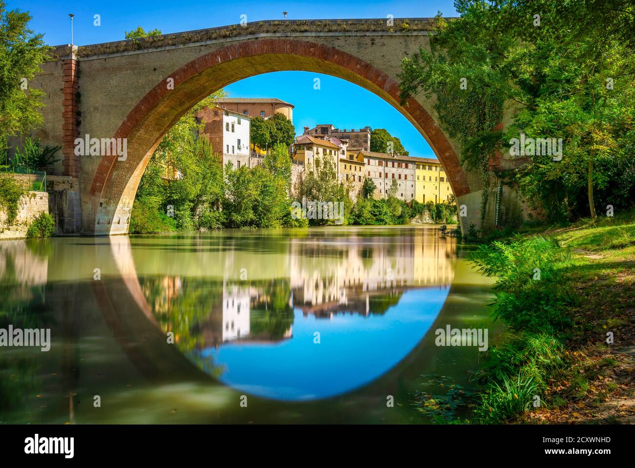 Ponte della Concordia o Diocleziano, antico ponte romano sul fiume Metauro. Fossombrone, provincia Pesaro e Urbino, Marche, Italia, Europa. Foto Stock