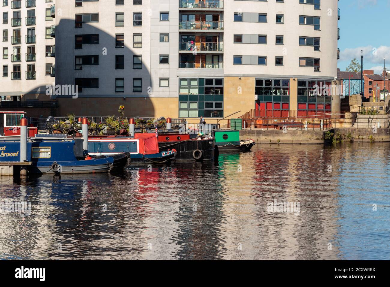 Vista delle persone non identificate e delle barche dei canali ormeggiate a Leeds Dock Foto Stock